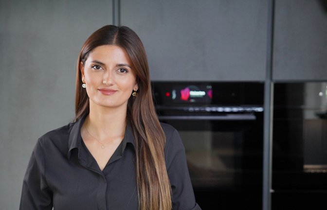 Ayşe Şen in ihrer Küche, die immer blitzeblank geputzt und aufgeräumt ist.<span class='image-autor'>Foto: Davut Kültür</span>