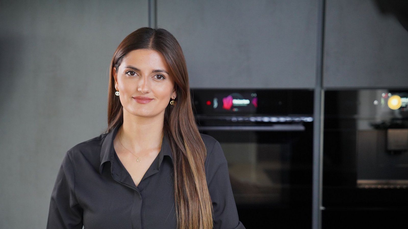 Ayşe Şen in ihrer Küche, die immer blitzeblank geputzt und aufgeräumt ist.Foto: Davut Kültür