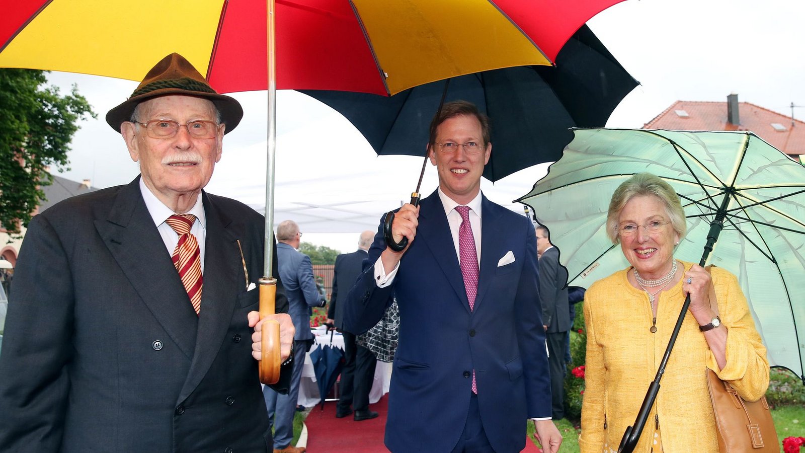 Das Paar hatte vier Kinder. Die Geschäfte des Hauses führte bereits seit 1998 der älteste Sohn Prinz Bernhard (Mitte).Foto: dpa