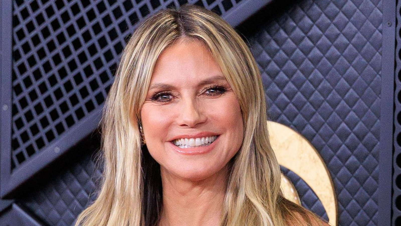 Model Heidi Klum zieht mit einem hautengen, beigefarbenen Minikleid viele Blicke auf sich.Foto: IMAGO/ZUMA Press Wire Model Heidi Klum zieht mit einem hautengen, beigefarbenen Minikleid viele Blicke auf sich.Foto: IMAGO/ZUMA Press Wire