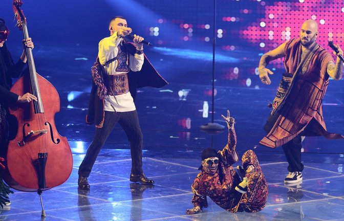 Das Kalush Orchestra aus der Ukraine zieht mit dem Titel "Stefania" ins Finale des Eurovision Song Contest (ESC) ein. Sie gelten als Favoriten des Wettbewerbs im italienischen Turin.<span class='image-autor'>Foto: Jens Büttner/dpa</span>