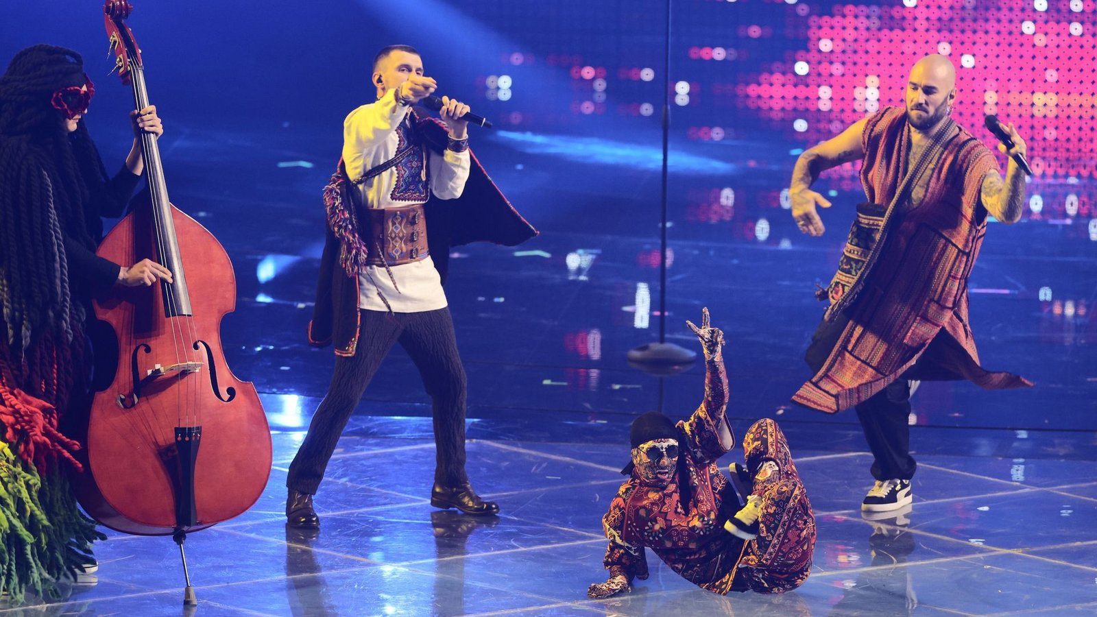 Das Kalush Orchestra aus der Ukraine zieht mit dem Titel "Stefania" ins Finale des Eurovision Song Contest (ESC) ein. Sie gelten als Favoriten des Wettbewerbs im italienischen Turin.Foto: Jens Büttner/dpa