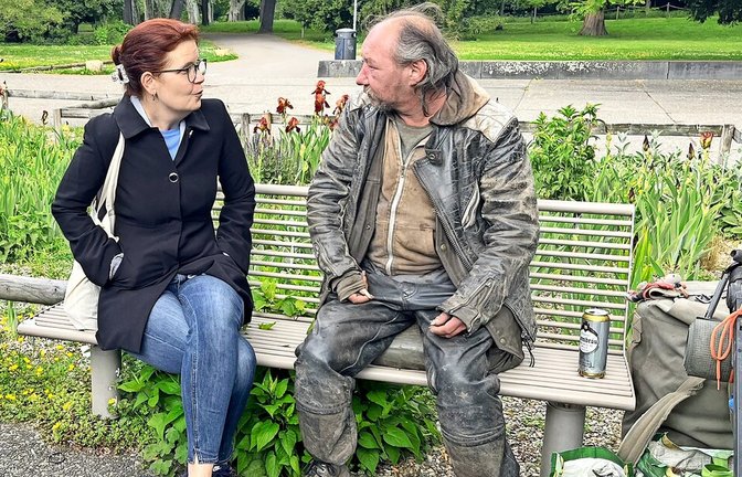Svenja Gruß, Vorständin des Sozialdienstes katholischer Frauen in Stuttgart, und „Schwalbe“ im Schlossgarten.<span class='image-autor'>Foto: SkF Stuttgart</span>