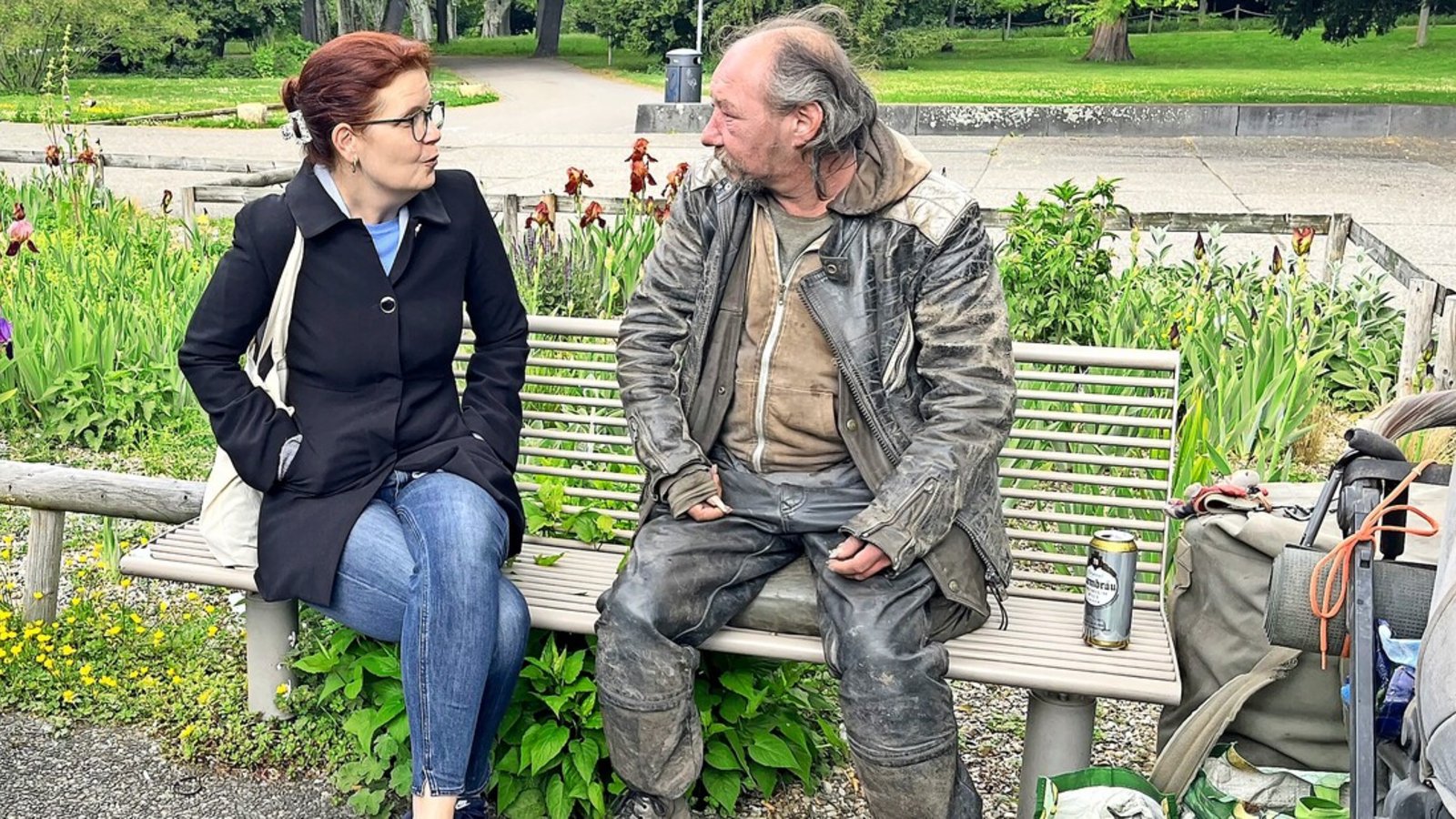 Svenja Gruß, Vorständin des Sozialdienstes katholischer Frauen in Stuttgart, und „Schwalbe“ im Schlossgarten.Foto: SkF Stuttgart Svenja Gruß, Vorständin des Sozialdienstes katholischer Frauen in Stuttgart, und „Schwalbe“ im Schlossgarten.Foto: SkF Stuttgart