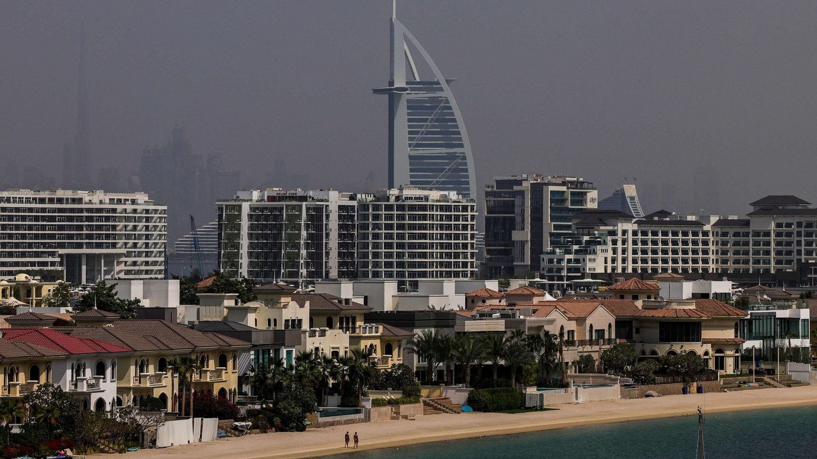 An den Stränden von Dubai sind aktuell nur wenige Menschen zu sehen – zu gefährlich ist die Lage derzeit.Foto: AFP An den Stränden von Dubai sind aktuell nur wenige Menschen zu sehen – zu gefährlich ist die Lage derzeit.Foto: AFP