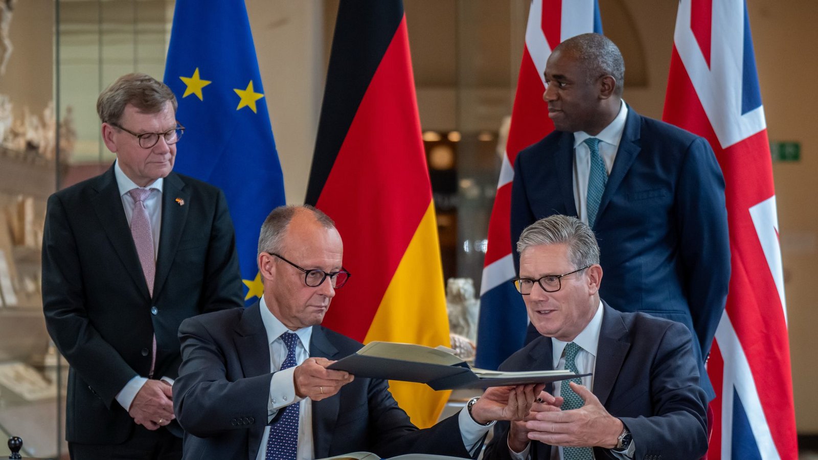 Kanzler Friedrich Merz und der britische Premier Keir Starmer haben eine Freundschaftsvertrag unterzeichnet.Foto: Michael Kappeler/dpa Kanzler Friedrich Merz und der britische Premier Keir Starmer haben eine Freundschaftsvertrag unterzeichnet.Foto: Michael Kappeler/dpa