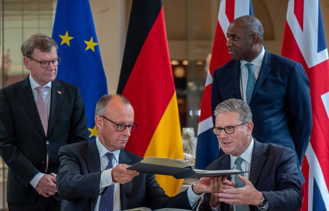Kanzler Friedrich Merz und der britische Premier Keir Starmer haben eine Freundschaftsvertrag unterzeichnet.<span class='image-autor'>Foto: Michael Kappeler/dpa</span>