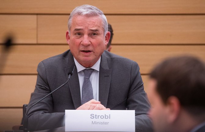 Innenminister Thoma Strobl beantwortet Fragen im Landtag.<span class='image-autor'>Foto: dpa/Christoph Schmidt</span>