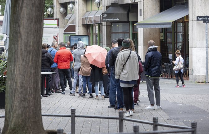 Vor dem Gebäude der Stuttgarter Ausländerbehörde bilden sich immer wieder lange Schlangen. Wie sieht die Situation in den Ausländerbehörden anderer Städte im Südwesten aus?<span class='image-autor'>Foto: Lichtgut/Julian Rettig</span>