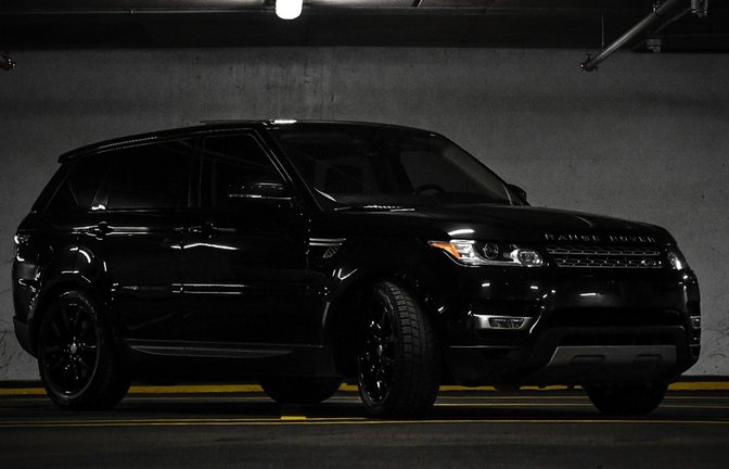 Die Täter stahlen zwei schwarze Range Rover im Gesamtwert von mehreren Hunderttausend Euro. (Symbolbild)<span class='image-autor'>Foto: IMAGO/ingimage/ via imago-images.de</span>