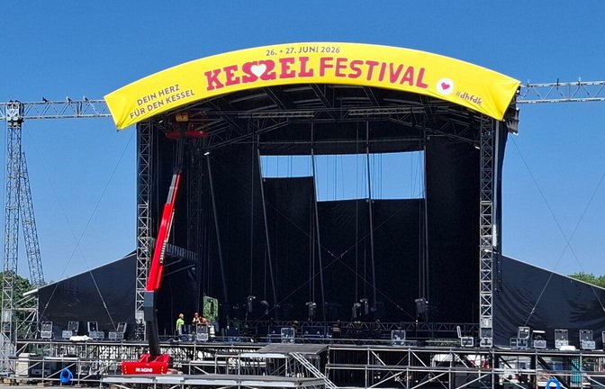 Bühnenaufbau für das Kesselfestival: Die Sonne knallt auch an diesem Wochenende auf den Cannstatter Wasen. Der Veranstalter stellt Wasser bereit.<span class='image-autor'>Foto: / Schäfer, Veranstalter</span>