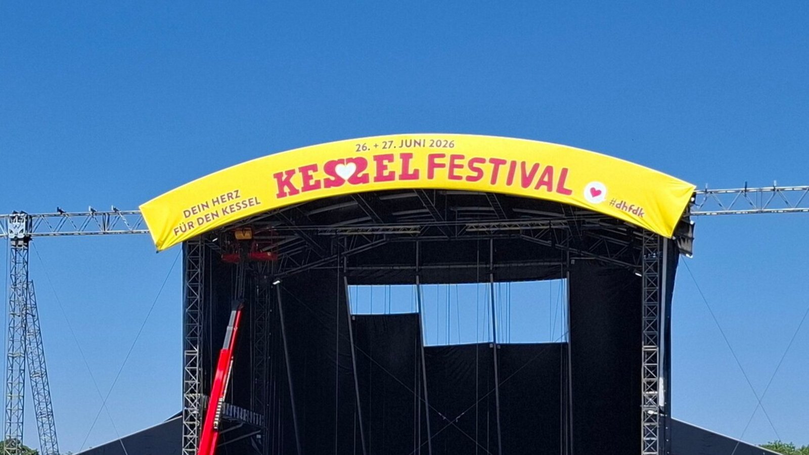 Bühnenaufbau für das Kesselfestival: Die Sonne knallt auch an diesem Wochenende auf den Cannstatter Wasen. Der Veranstalter stellt Wasser bereit.Foto: / Schäfer, Veranstalter Bühnenaufbau für das Kesselfestival: Die Sonne knallt auch an diesem Wochenende auf den Cannstatter Wasen. Der Veranstalter stellt Wasser bereit.Foto: / Schäfer, Veranstalter