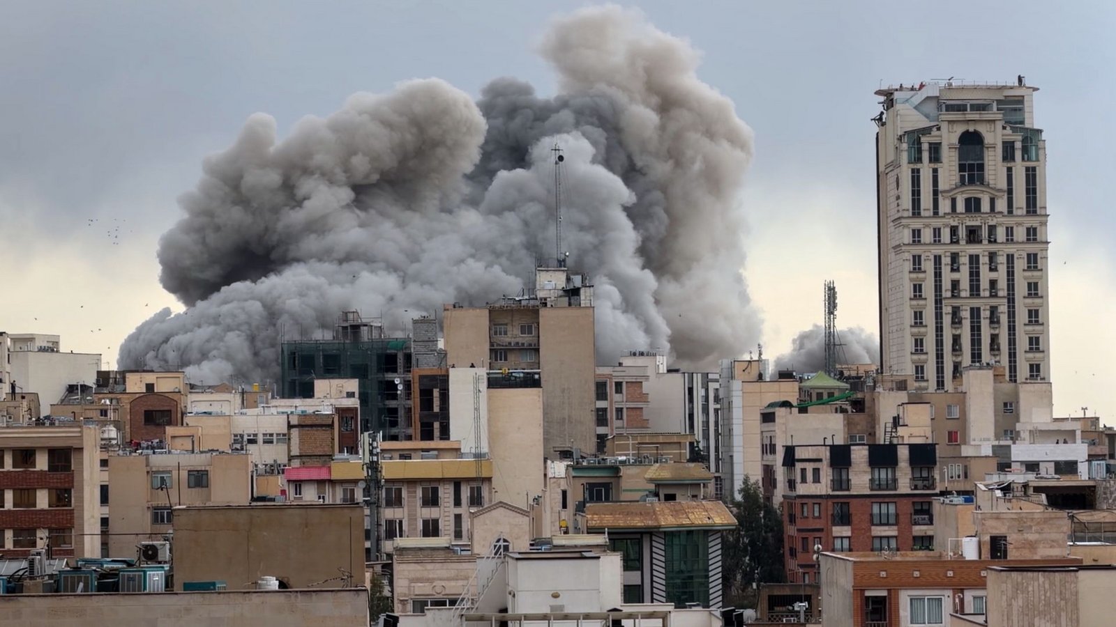 Eine Rauchwolke steigt nach einer Explosion in Teheran auf. (Archivbild)Foto: Mohsen Ganji/AP/dpa