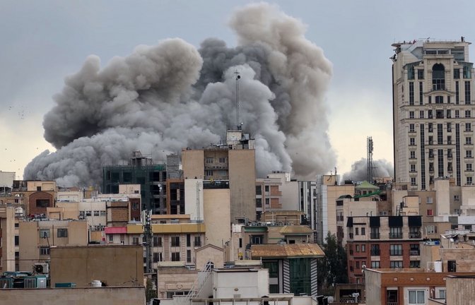 Eine Rauchwolke steigt nach einer Explosion in Teheran auf. (Archivbild)<span class='image-autor'>Foto: Mohsen Ganji/AP/dpa</span>