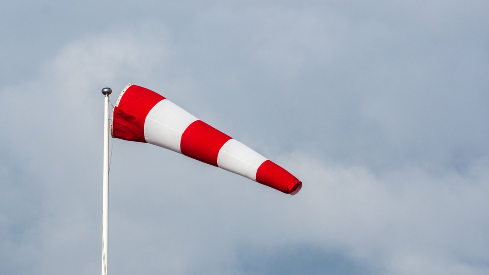Ein Sturmtief bringt heute stürmisches Wetter nach Deutschland. Erfahren Sie, welche Regionen betroffen sind und wo besondere Vorsicht geboten ist.Foto: Claus Torp / Shutterstock.com Ein Sturmtief bringt heute stürmisches Wetter nach Deutschland. Erfahren Sie, welche Regionen betroffen sind und wo besondere Vorsicht geboten ist.Foto: Claus Torp / Shutterstock.com