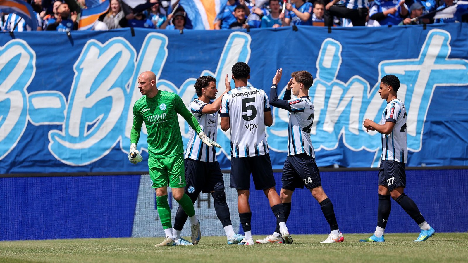 Die Spieler der Stuttgarter Kickers jubeln vor dem B-Block.Foto: Baumann/Alexander Keppler