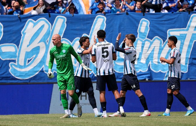 Die Spieler der Stuttgarter Kickers jubeln vor dem B-Block.<span class='image-autor'>Foto: Baumann/Alexander Keppler</span>