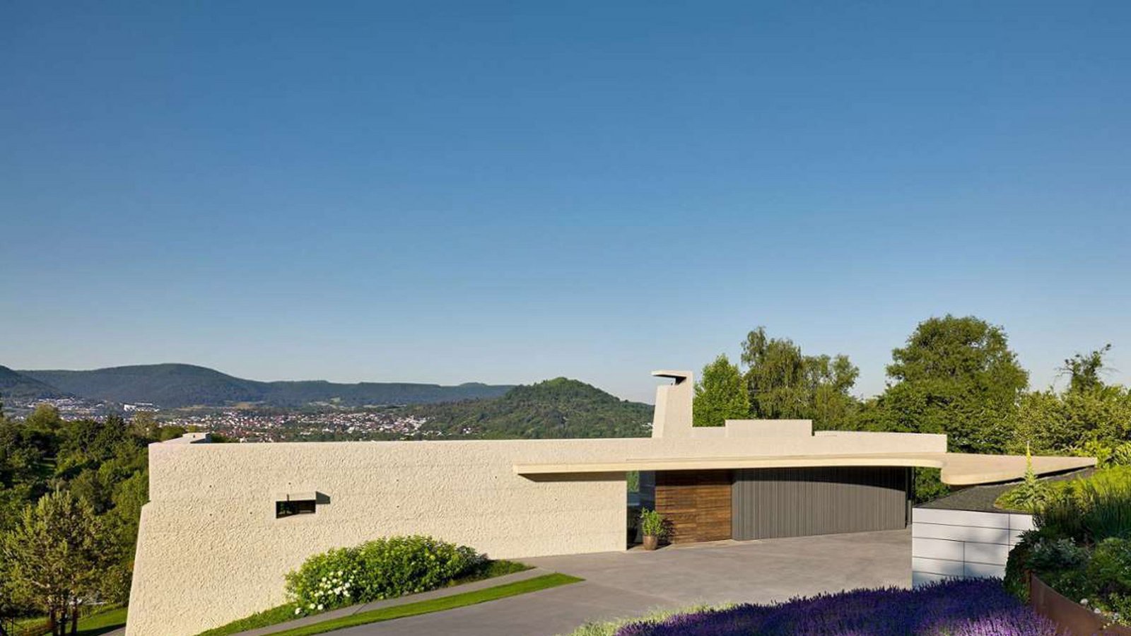 Das 2019 fertig gestellte „Fineway House“ vom Stuttgarter Architekten Alexander Brenner in Reutlingen. Inspiriert wurde die Gebäudeform auch von der nahe gelegenen Burgruine, ist aber „als zeitgemäße, humanistische Burg’ gedacht“, schreibt der Architekt in dem Buch „Holistic Art Of Building. Villas and Houses 2015-2022. . (Verlag Park Books) über seine jüngsten Villen und Wohnhäuser. Um „Einblicke zu vermeiden“ wollten, gibt sich das Haus bei der hangseitigen Fassade eher zugeknöpft und verschlossen, aber . . .Foto: Verlag Park Books /Zooey Braun Das 2019 fertig gestellte „Fineway House“ vom Stuttgarter Architekten Alexander Brenner in Reutlingen. Inspiriert wurde die Gebäudeform auch von der nahe gelegenen Burgruine, ist aber „als zeitgemäße, humanistische Burg’ gedacht“, schreibt der Architekt in dem Buch „Holistic Art Of Building. Villas and Houses 2015-2022. . (Verlag Park Books) über seine jüngsten Villen und Wohnhäuser. Um „Einblicke zu vermeiden“ wollten, gibt sich das Haus bei der hangseitigen Fassade eher zugeknöpft und verschlossen, aber . . .Foto: Verlag Park Books /Zooey Braun