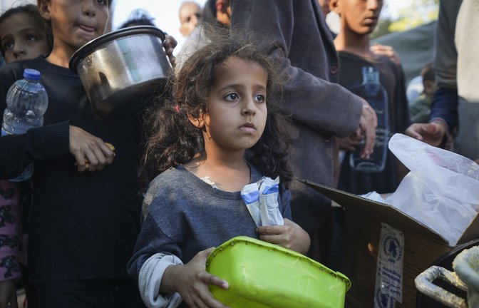 Palästinensische Gebiete, Deir al-Balah: Ein kleines palästinensisches Mädchen steht im Gazastreifen für Lebensmittel an.<span class='image-autor'>Foto: Abdel Kareem Hana/AP/Abdel Kareem Hana</span>
