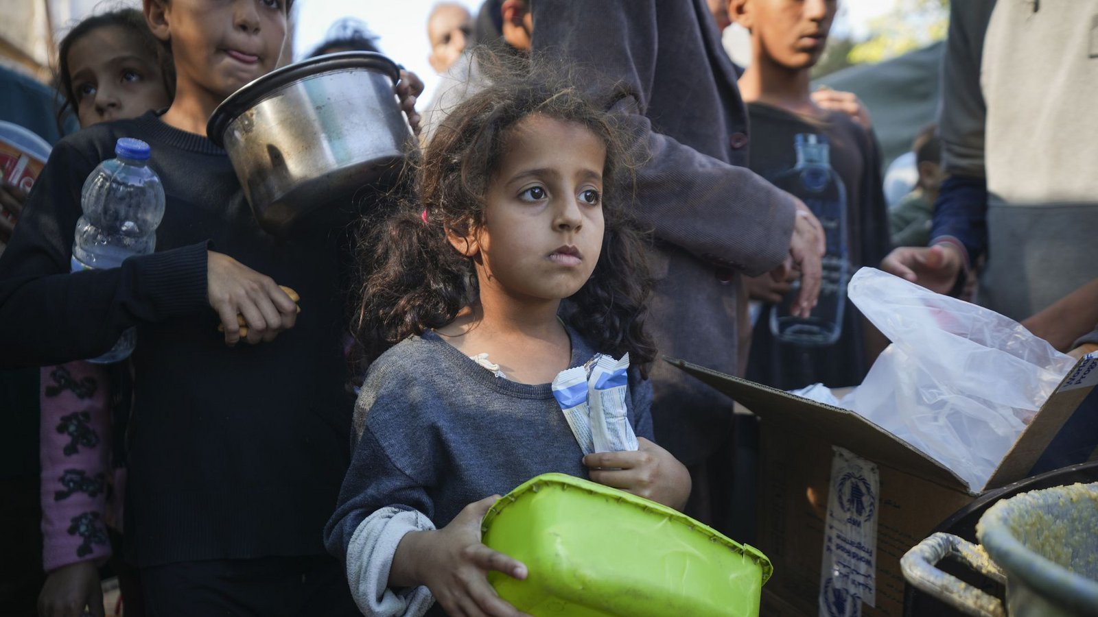 Palästinensische Gebiete, Deir al-Balah: Ein kleines palästinensisches Mädchen steht im Gazastreifen für Lebensmittel an.Foto: Abdel Kareem Hana/AP/Abdel Kareem Hana Palästinensische Gebiete, Deir al-Balah: Ein kleines palästinensisches Mädchen steht im Gazastreifen für Lebensmittel an.Foto: Abdel Kareem Hana/AP/Abdel Kareem Hana