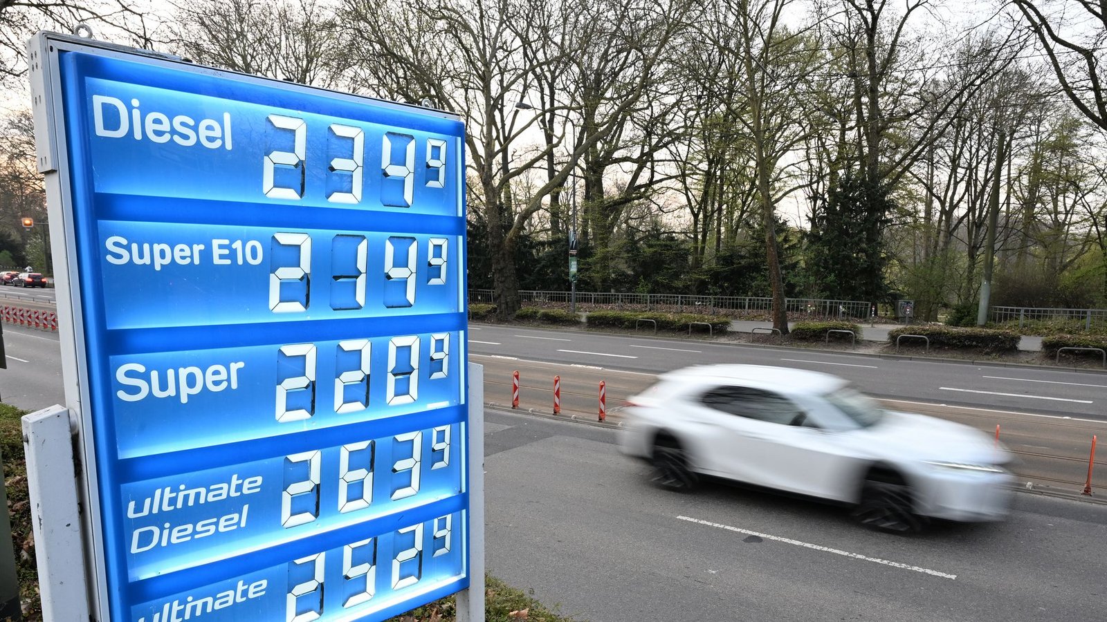 Sprit ist nach wie vor teuer - aber nicht mehr so teuer wie noch vor einigen Tagen.Foto: Michael Brandt/dpa