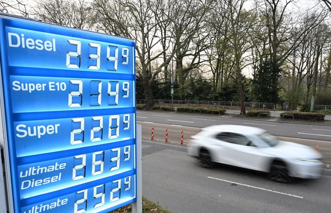 Sprit ist nach wie vor teuer - aber nicht mehr so teuer wie noch vor einigen Tagen.<span class='image-autor'>Foto: Michael Brandt/dpa</span>