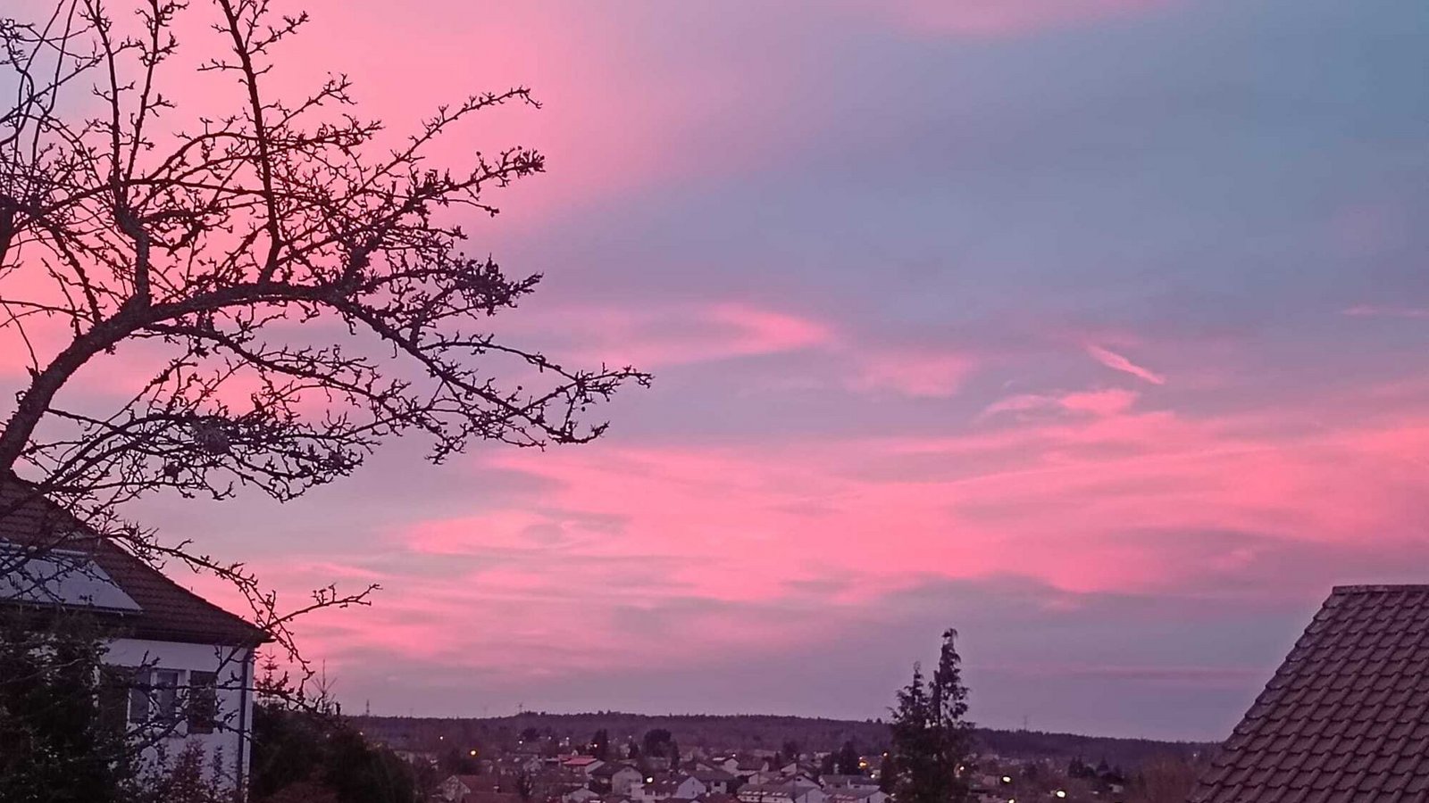 Blick über Pforzheim – der pinke Himmel war aber in ganz Süddeutschland zu beobachten.Foto: StZN/Privat Blick über Pforzheim – der pinke Himmel war aber in ganz Süddeutschland zu beobachten.Foto: StZN/Privat