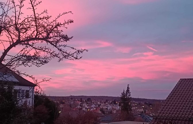 Blick über Pforzheim – der pinke Himmel war aber in ganz Süddeutschland zu beobachten.<span class='image-autor'>Foto: StZN/Privat</span>
