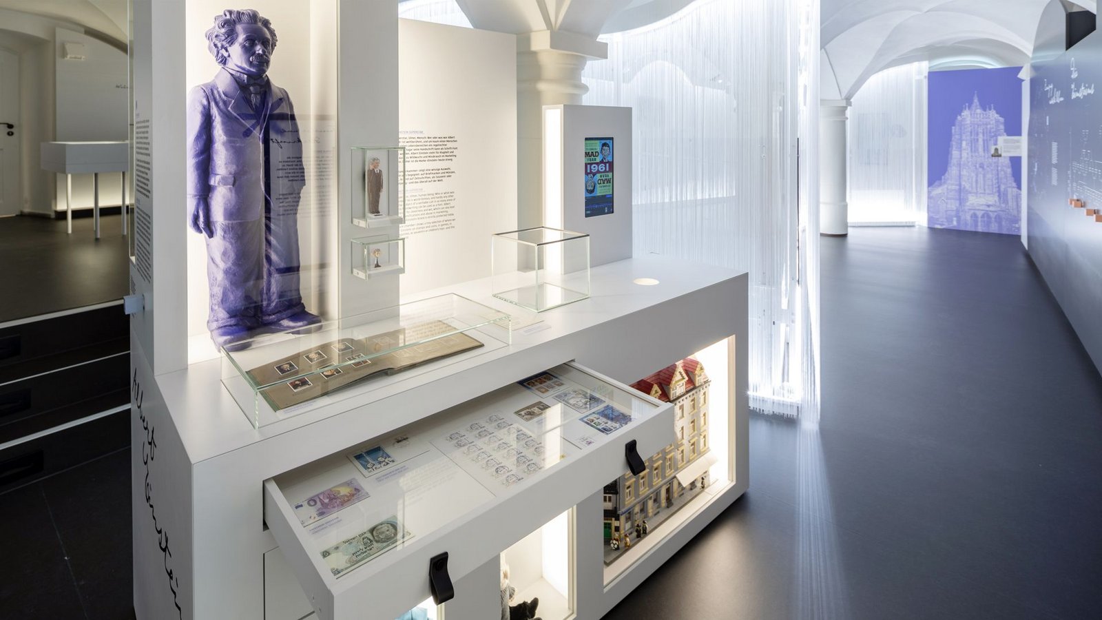 Der Bereich „Wunderkammer“ versammelt Einstein-Devotionalien und MarketingartikelFoto: Stadtarchiv Ulm/Nadja Wollinsky Der Bereich „Wunderkammer“ versammelt Einstein-Devotionalien und MarketingartikelFoto: Stadtarchiv Ulm/Nadja Wollinsky