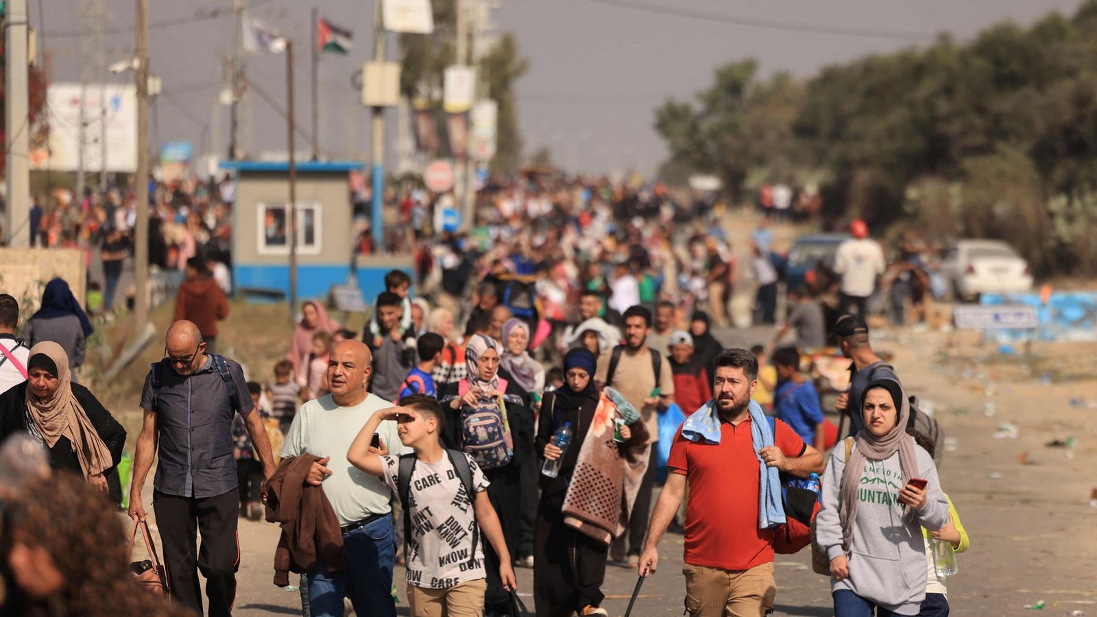 Tausende Palästinenser flüchten zu Fuß aus dem Gazastreifen (Archivfoto).Foto: AFP/MAHMUD HAMS Tausende Palästinenser flüchten zu Fuß aus dem Gazastreifen (Archivfoto).Foto: AFP/MAHMUD HAMS