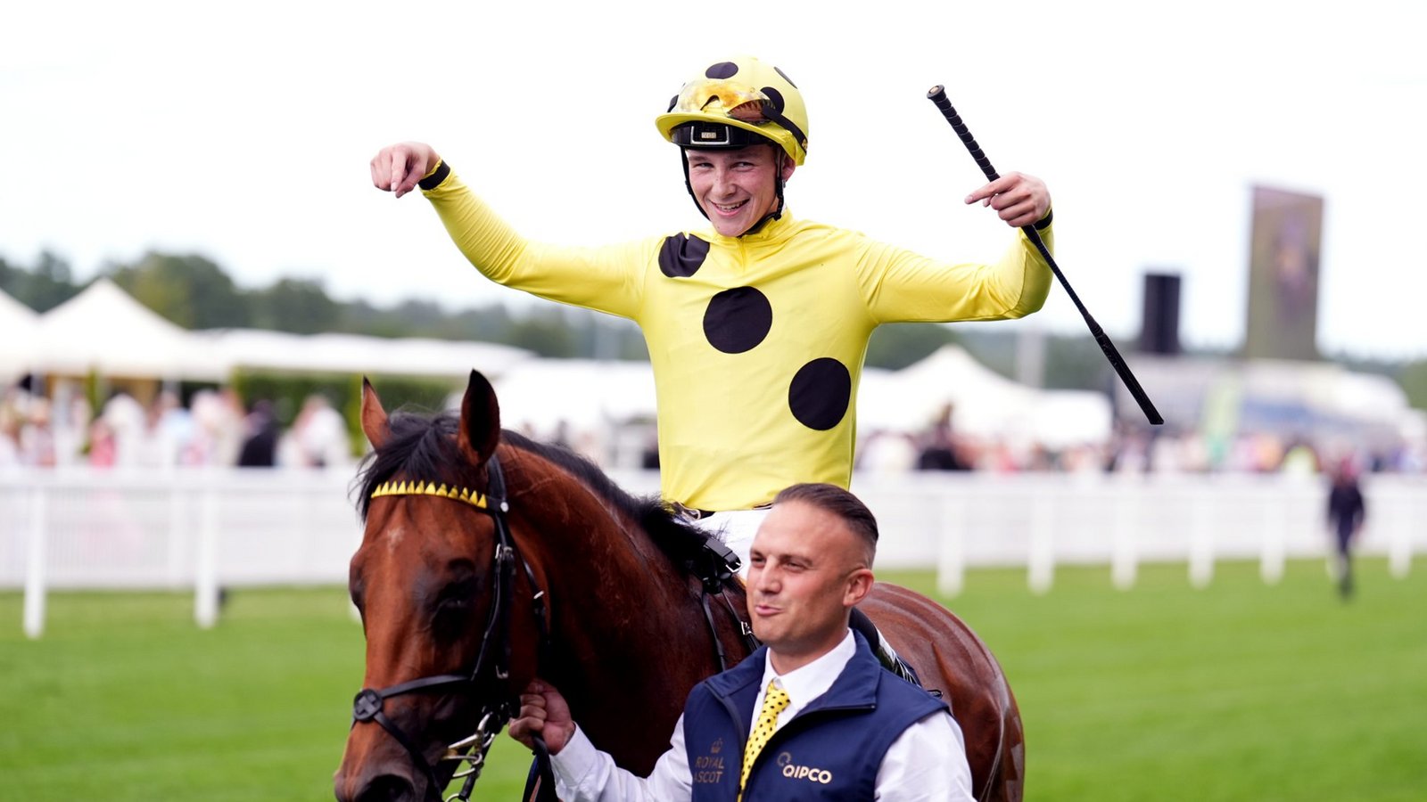 Billy Loughnane auf dem Rücken von «Bow Echo» nach dem Sieg bei den St James’s Palace Stakes am ersten Tag des Royal Ascot auf der Pferderennbahn von Ascot in Berkshire.Foto: picture alliance/dpa/PA Wire | Mike Egerton Billy Loughnane auf dem Rücken von «Bow Echo» nach dem Sieg bei den St James’s Palace Stakes am ersten Tag des Royal Ascot auf der Pferderennbahn von Ascot in Berkshire.Foto: picture alliance/dpa/PA Wire | Mike Egerton