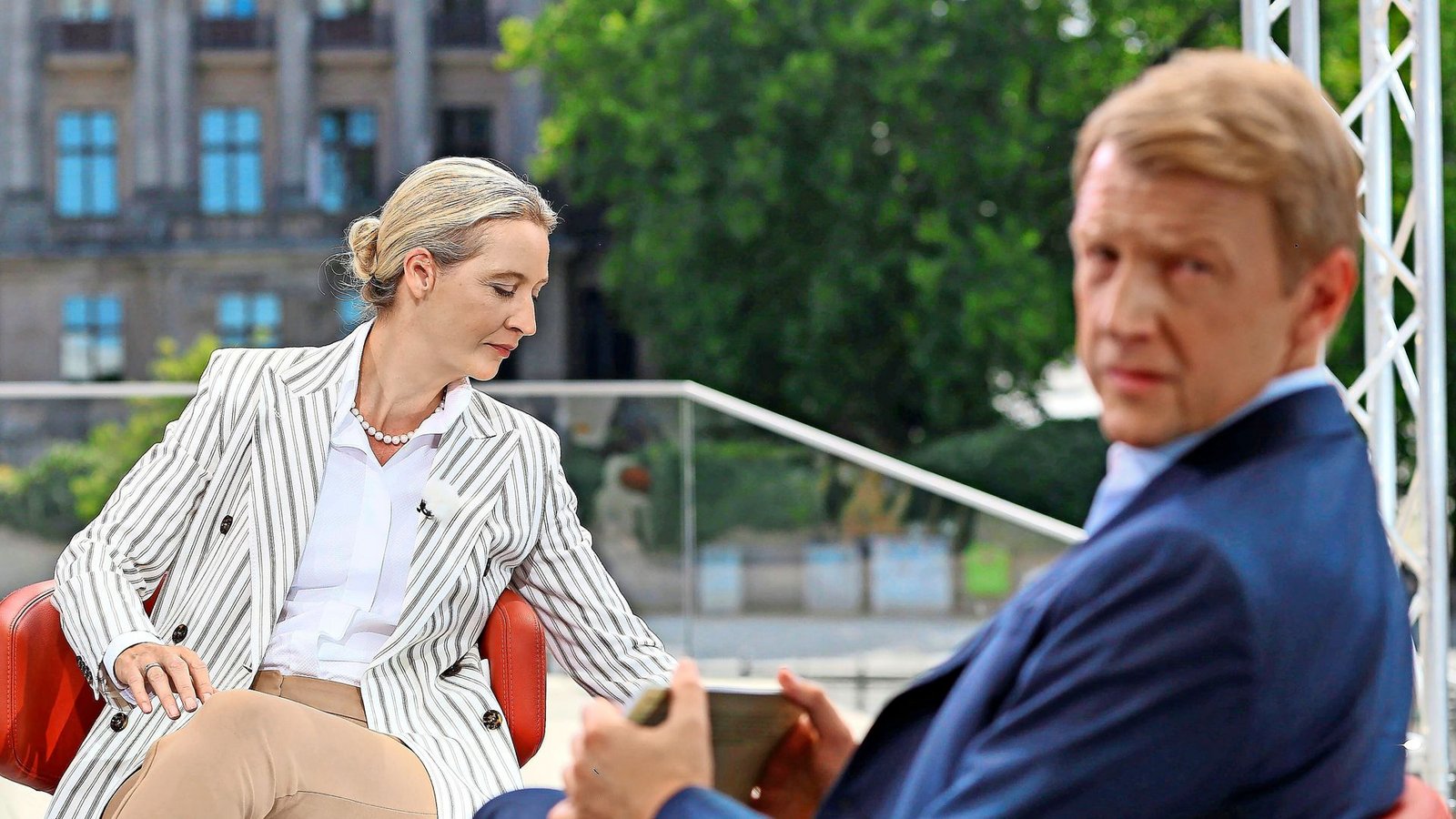 Die AfD ist gern zu Gast bei der ARD, wie hier im Juli 2025 Alice Weidel beim „Sommerinterview“ mit Markus Preiß. Trotzdem gehört sie zu den schärfsten Kritikern des öffentlich-rechtlichen Rundfunks.Foto: Imago/dts Nachrichtenagentur