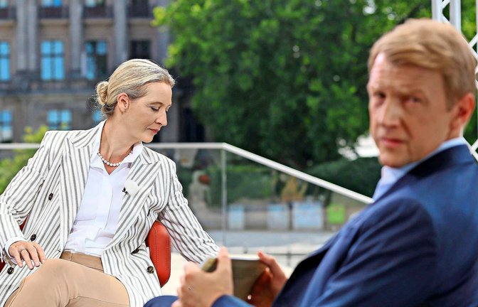Die AfD ist gern zu Gast bei der ARD, wie hier im Juli 2025 Alice Weidel beim „Sommerinterview“ mit Markus Preiß. Trotzdem gehört sie zu den schärfsten Kritikern des öffentlich-rechtlichen Rundfunks.<span class='image-autor'>Foto: Imago/dts Nachrichtenagentur</span>