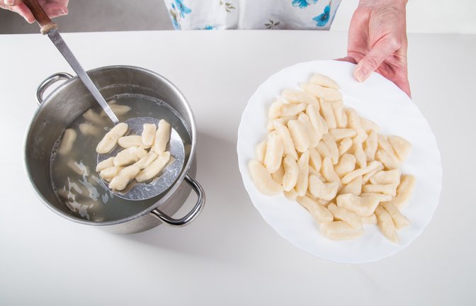 Abschöpfen ist eine Alternative zum Absieben.<span class='image-autor'>Foto: Michal Ludwiczak / shutterstock.com</span>