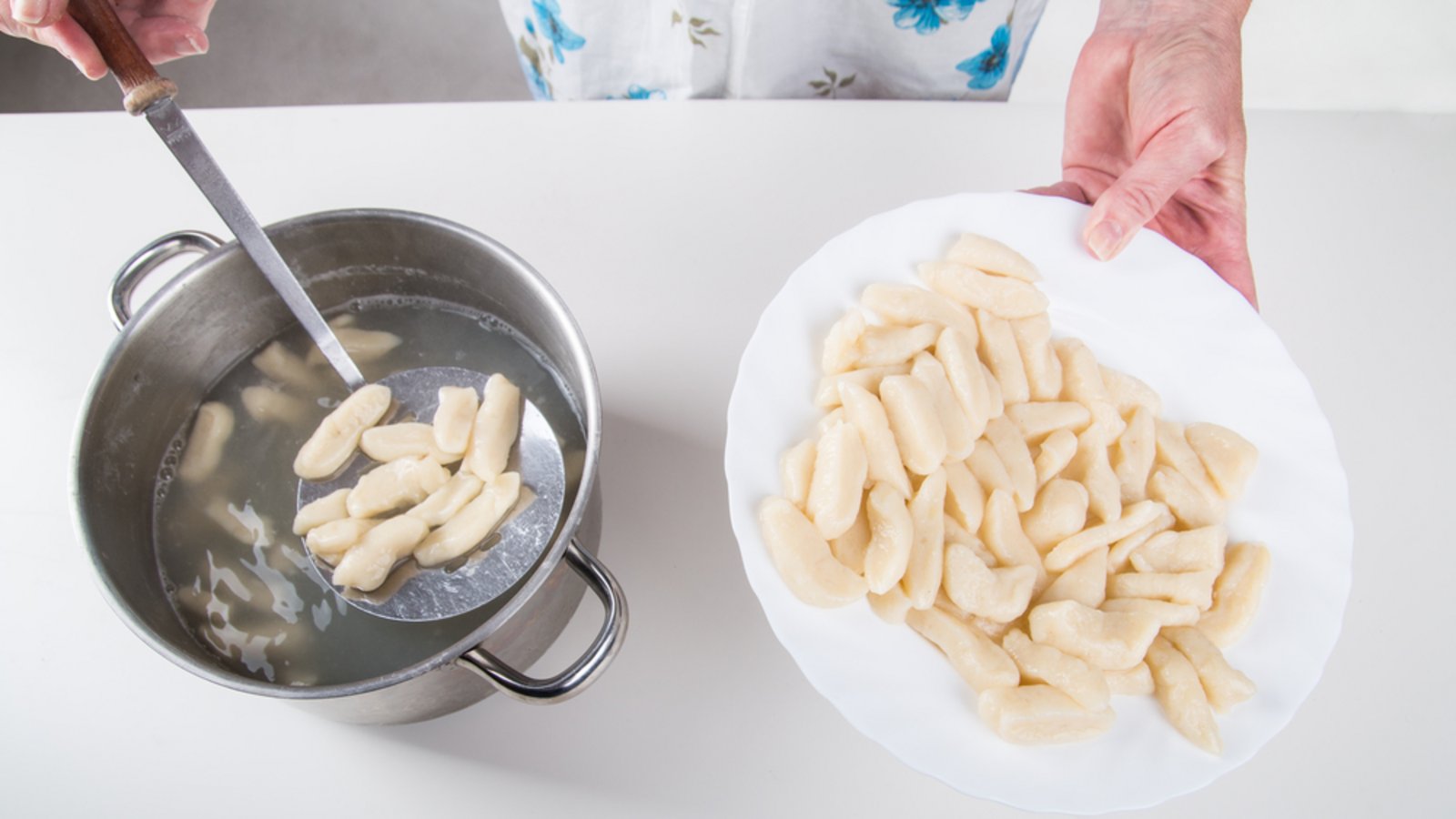 Abschöpfen ist eine Alternative zum Absieben.Foto: Michal Ludwiczak / shutterstock.com Abschöpfen ist eine Alternative zum Absieben.Foto: Michal Ludwiczak / shutterstock.com