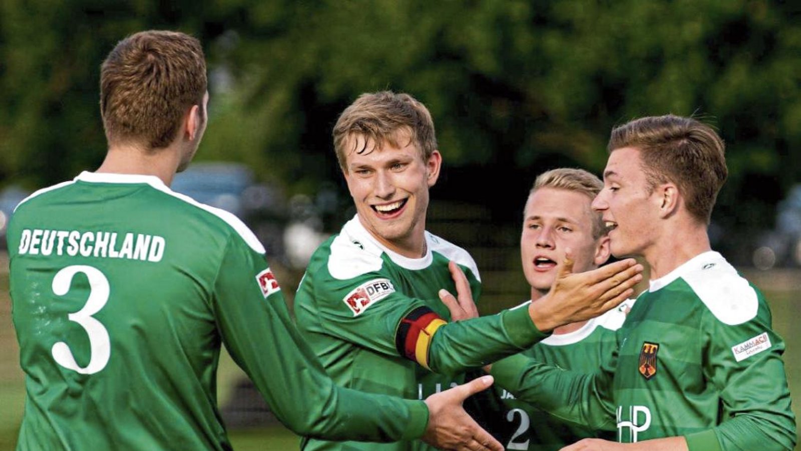 Da freuen sie sich noch: Deutschlands U-21-Spieler mit dem Auricher Johannes Jungclaussen (rechts) im Finale gegen Österreich      Foto: DFBL/Kadgien