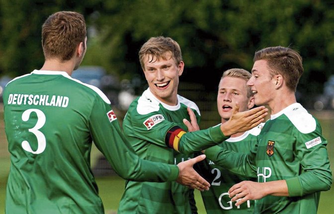 Da freuen sie sich noch: Deutschlands U-21-Spieler mit dem Auricher Johannes Jungclaussen (rechts) im Finale gegen Österreich      Foto: DFBL/Kadgien
