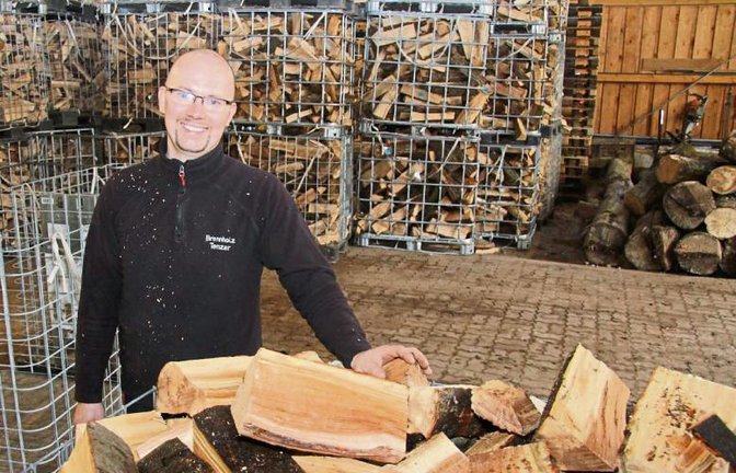 Als Ein-Mann-Betrieb sorgt Steffen Tenzer dafür, dass es seine Kunden gemütlich warm haben.