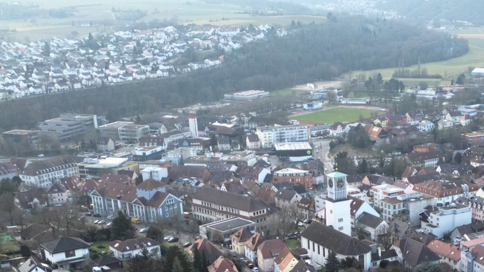 Die Innenstadt von Mühlacker, links hinten ist Dürrmenz zu sehen. Archivfoto: Küppers/VKZ