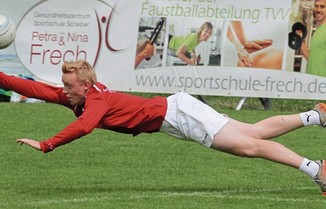 Manchmal reicht auch die ganze Länge von Simeon Müller nicht, um einen Ball noch ins Feld zurückzuspielen. Foto: Nachreiner