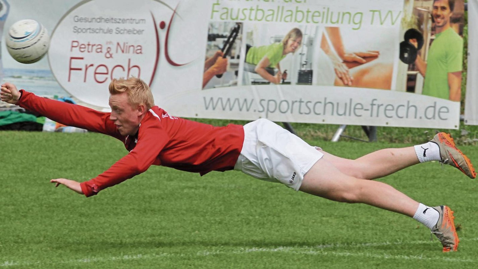 Manchmal reicht auch die ganze Länge von Simeon Müller nicht, um einen Ball noch ins Feld zurückzuspielen. Foto: Nachreiner Manchmal reicht auch die ganze Länge von Simeon Müller nicht, um einen Ball noch ins Feld zurückzuspielen. Foto: Nachreiner