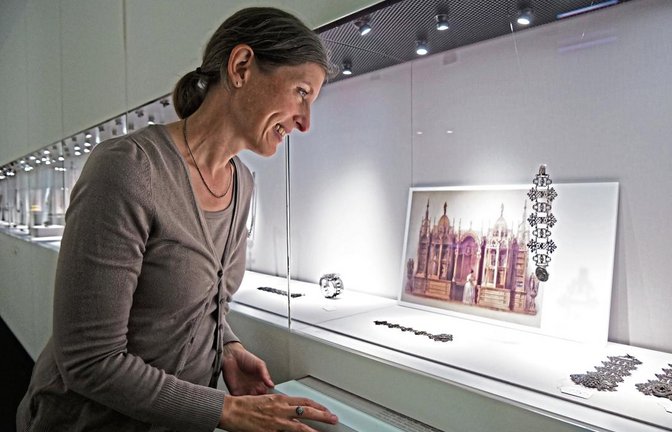 Schmuckmuseumsmitarbeiterin Isabel Schmidt-Mappes vor einer Vitrine mit Ausstellungsstücken.  Foto: Friedrich
