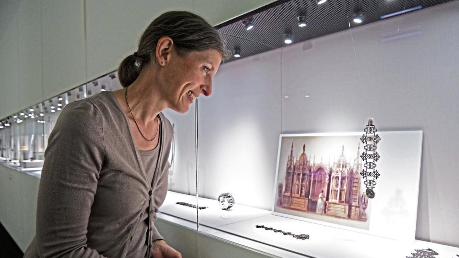 Schmuckmuseumsmitarbeiterin Isabel Schmidt-Mappes vor einer Vitrine mit Ausstellungsstücken.  Foto: Friedrich