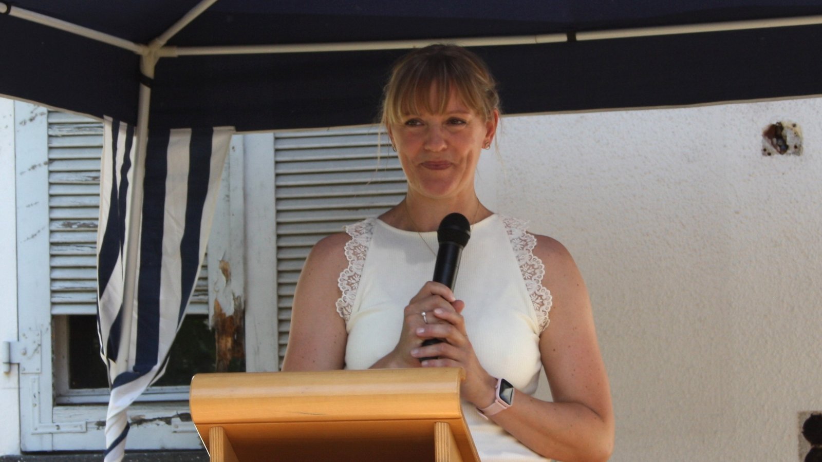 „Heute bin ich angekommen“, sagt die neue Gündelbacher Schulleiterin Lisa Ammann. Fotos: Mross „Heute bin ich angekommen“, sagt die neue Gündelbacher Schulleiterin Lisa Ammann. Fotos: Mross