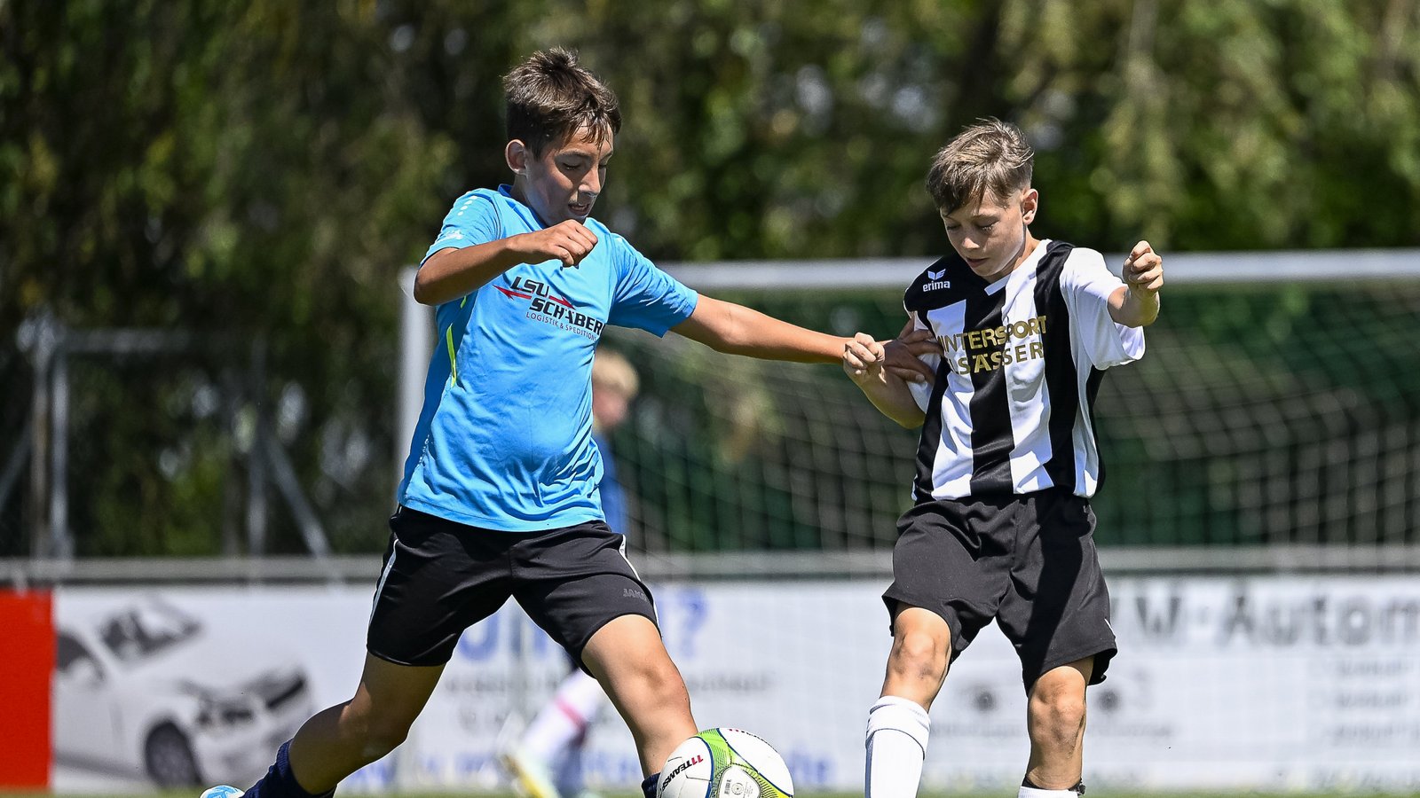 Sie schenken sich nichts: Die D-Junioren des VfB Vaihingen (blaues Trikot) und der SGM Iptingen. Foto: Leitner