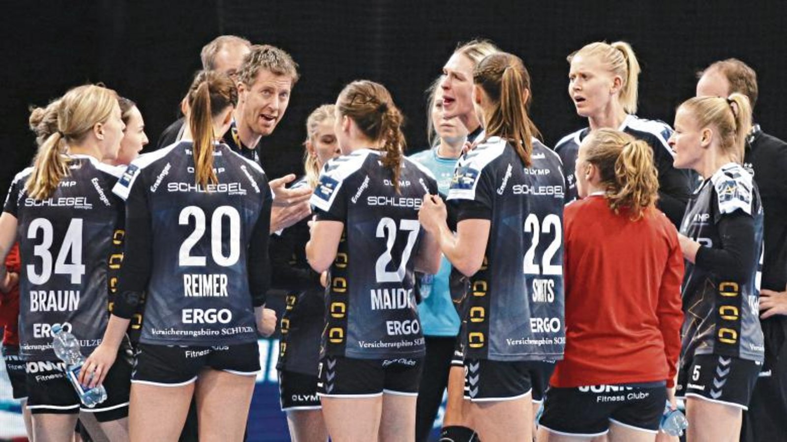 Da war die Welt noch in Ordnung: Trainer Markus Gaugisch im Kreis seines Teams. Foto: Baumann Da war die Welt noch in Ordnung: Trainer Markus Gaugisch im Kreis seines Teams. Foto: Baumann
