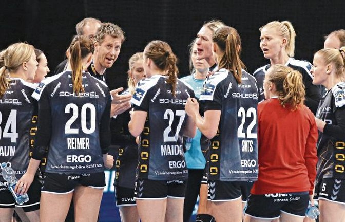Da war die Welt noch in Ordnung: Trainer Markus Gaugisch im Kreis seines Teams. Foto: Baumann
