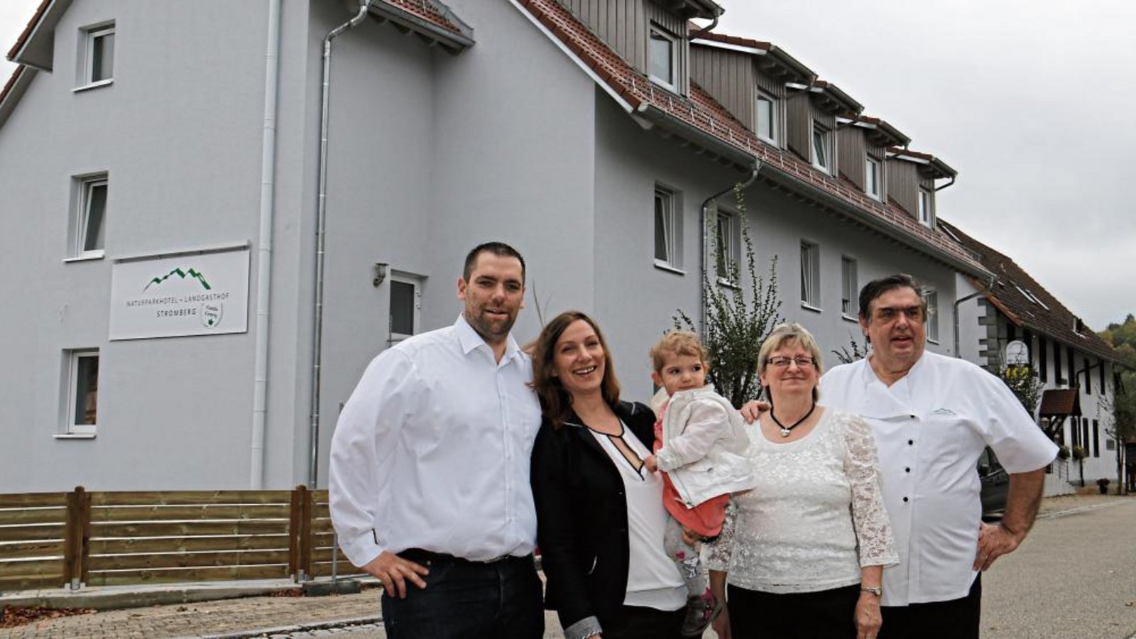 Vor ihrem Naturparkhotel-Landgasthof Stromberg (von links): Thorsten, Linda mit Aurelia, Walli und Manfred Gemrig. Fotos: Rücker Vor ihrem Naturparkhotel-Landgasthof Stromberg (von links): Thorsten, Linda mit Aurelia, Walli und Manfred Gemrig. Fotos: Rücker