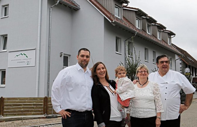Vor ihrem Naturparkhotel-Landgasthof Stromberg (von links): Thorsten, Linda mit Aurelia, Walli und Manfred Gemrig.  Fotos: Rücker