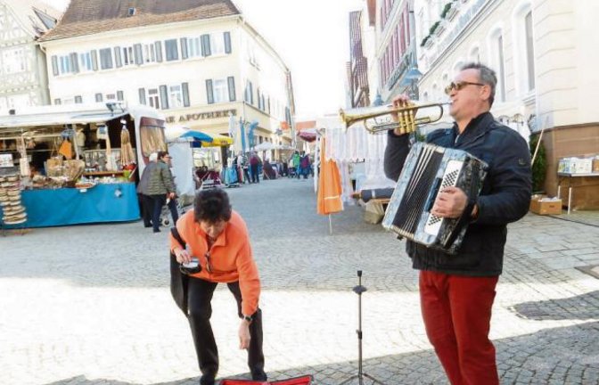 Gestern gab’s zum Vaihinger Krämermarkt noch Sonne und Musik dazu.  Foto: Rücker